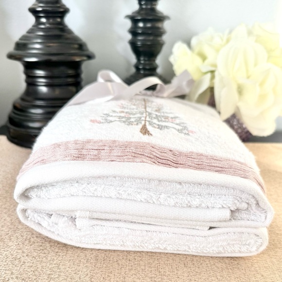 NWT Set of 2 Shimmering Christmas Tree Turkish Bathroom Hand Towels - Picture 8 of 10